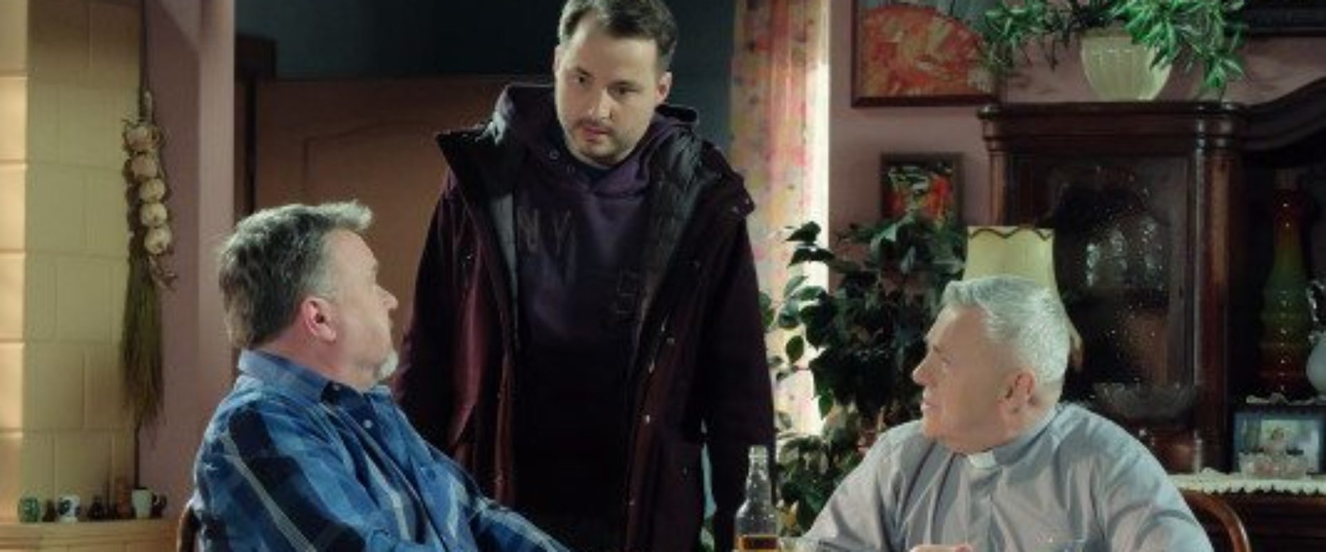 „Pierwsza miłość” – Włodzimierz Matuszak nowym proboszczem w Wadlewie – czy uda mu się scalić rodzinę Śmiałków?