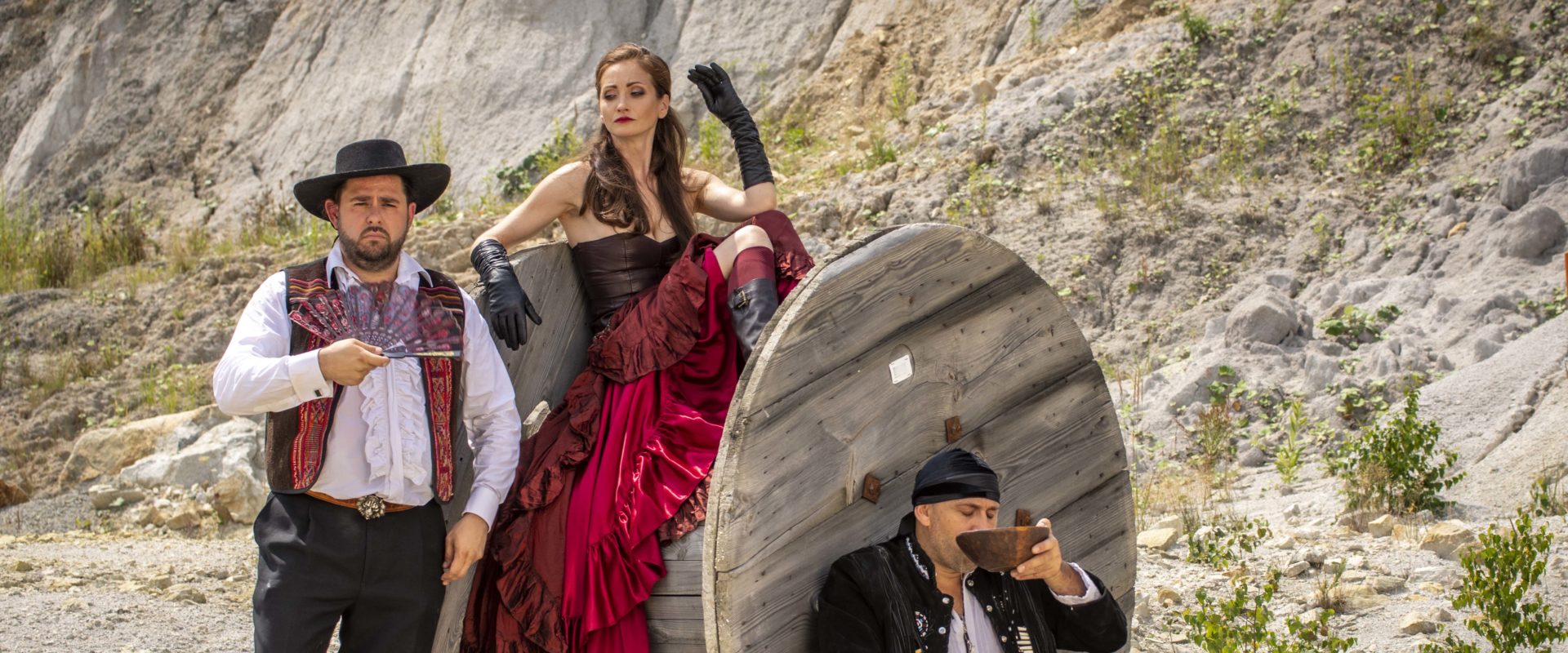 Troje pod przykrywką