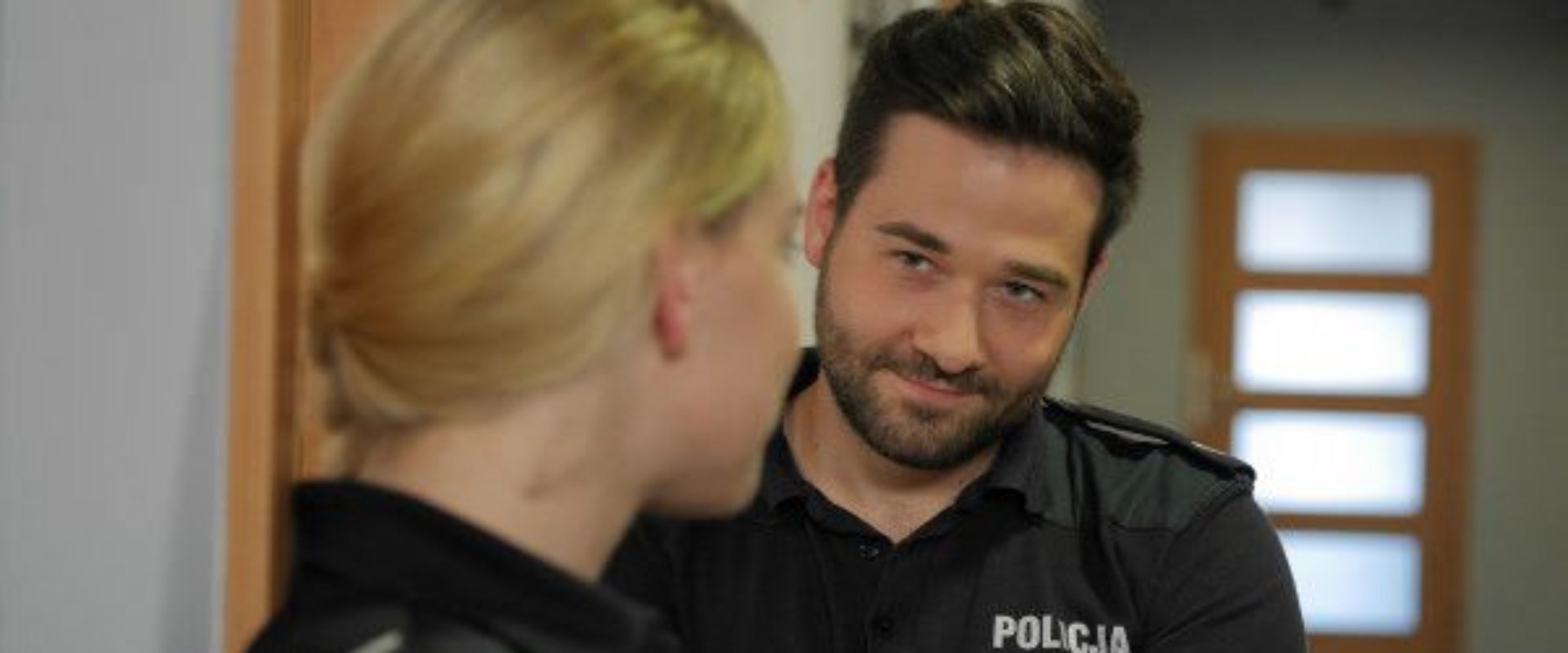 „Policjantki i policjanci”: Wojtek Sukiennik zaprasza na nowe odcinki (wideo)